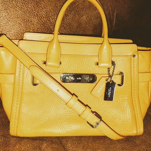 COACH Handbag Lemon Color 🍋 Love it 🍋 - Picture 3 of 10